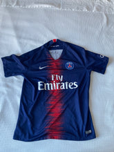 Cargar imagen en el visor de la galería, Camiseta oficial Paris Saint-Germain (PSG) 2018/2019 7 Mbappé

Esta camiseta, diseñada por Nike, representa la equipación local del PSG para la temporada 2018/2019. Con un elegante color azul marino y detalles en rojo, refleja el estilo icónico del equ
