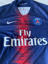 Cargar imagen en el visor de la galería, Camiseta oficial Paris Saint-Germain (PSG) 2018/2019 7 Mbappé

Esta camiseta, diseñada por Nike, representa la equipación local del PSG para la temporada 2018/2019. Con un elegante color azul marino y detalles en rojo, refleja el estilo icónico del equ
