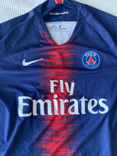 Cargar imagen en el visor de la galería, Camiseta oficial Paris Saint-Germain (PSG) 2018/2019 7 Mbappé

Esta camiseta, diseñada por Nike, representa la equipación local del PSG para la temporada 2018/2019. Con un elegante color azul marino y detalles en rojo, refleja el estilo icónico del equ
