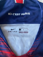 Cargar imagen en el visor de la galería, Camiseta oficial Paris Saint-Germain (PSG) 2018/2019 7 Mbappé

Esta camiseta, diseñada por Nike, representa la equipación local del PSG para la temporada 2018/2019. Con un elegante color azul marino y detalles en rojo, refleja el estilo icónico del equ
