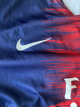 Cargar imagen en el visor de la galería, Camiseta oficial Paris Saint-Germain (PSG) 2018/2019 7 Mbappé

Esta camiseta, diseñada por Nike, representa la equipación local del PSG para la temporada 2018/2019. Con un elegante color azul marino y detalles en rojo, refleja el estilo icónico del equ
