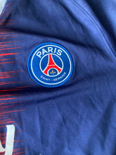 Cargar imagen en el visor de la galería, Camiseta oficial Paris Saint-Germain (PSG) 2018/2019 7 Mbappé

Esta camiseta, diseñada por Nike, representa la equipación local del PSG para la temporada 2018/2019. Con un elegante color azul marino y detalles en rojo, refleja el estilo icónico del equ
