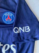 Cargar imagen en el visor de la galería, Camiseta oficial Paris Saint-Germain (PSG) 2018/2019 7 Mbappé

Esta camiseta, diseñada por Nike, representa la equipación local del PSG para la temporada 2018/2019. Con un elegante color azul marino y detalles en rojo, refleja el estilo icónico del equ
