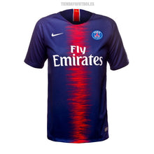 Cargar imagen en el visor de la galería, Camiseta oficial Paris Saint-Germain (PSG) 2018/2019 7 Mbappé

Esta camiseta, diseñada por Nike, representa la equipación local del PSG para la temporada 2018/2019. Con un elegante color azul marino y detalles en rojo, refleja el estilo icónico del equ
