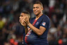 Cargar imagen en el visor de la galería, Camiseta oficial Paris Saint-Germain (PSG) 2018/2019 7 Mbappé

Esta camiseta, diseñada por Nike, representa la equipación local del PSG para la temporada 2018/2019. Con un elegante color azul marino y detalles en rojo, refleja el estilo icónico del equ
