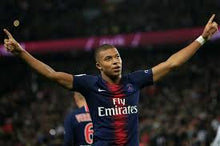 Cargar imagen en el visor de la galería, Camiseta oficial Paris Saint-Germain (PSG) 2018/2019 7 Mbappé

Esta camiseta, diseñada por Nike, representa la equipación local del PSG para la temporada 2018/2019. Con un elegante color azul marino y detalles en rojo, refleja el estilo icónico del equ
