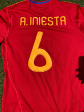Cargar imagen en el visor de la galería, Camiseta selección española 2010 M 6 A. Iniesta
