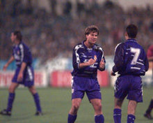 Cargar imagen en el visor de la galería, Camiseta visitante Real Madrid 1994-95 10 Laudrup
